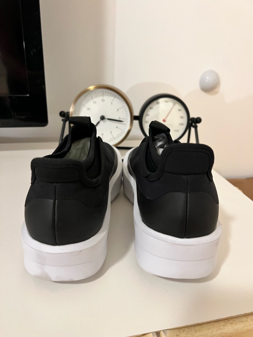Oofos New Sample OOFOS OOmg Sport LS recovery shoes in black - Picture 6 of 10